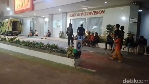 Keluarga korban tewas lift resort yang putus dan jatuh ke jurang di Ubub, Bali, masih menunggu di rumah sakit.