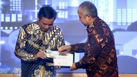 Direktur Utama Bank BTN Nixon LP Napitupulu menerima sertifikat penghargaan dari Dirjen Pembiayaan Infrastruktur Kementerian PUPR Herry Trisaputra Zuna pada acara Malam Puncak Hari Perumahan Nasional (Hapernas) 2023, di Jakarta. 