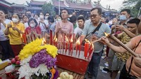 Pengurus Vihara Gunung Timur, Eddy Salim, mengatakan ritual ini juga sebagai permohonan agar para arwah yang berkeliaran di Bulan Hantu tidak mengganggu makhluk hidup di bumi.