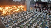 Menurut kepercayaan suku Tionghoa, para arwah akan keluar dari neraka dan berkeliaran di bulan ini. Oleh karena itu, diadakan Festival Hantu Lapar menghormati jiwa-jiwa yang telah berpulang.