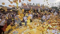 Tampak masyarakat dari etnis Tionghoa memadati Vihara Gunung Timur. Tampak para pengurus vihara menebarkan kertas berwarna kuning. Selain itu ada juga rumah yang terbuat dari bambu.