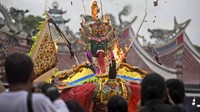 Dari penuturannya, festival ini juga diberikan kepada para arwah yang semasa hidupnya sebagai gelandangan. Hal itu diwakilkan dari rumah buatan yang nantinya dibakar.