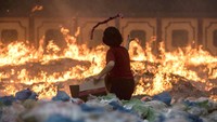 Kemudian masyarakat Tionghoa yang hadir berdoa. Usai berdoa, terdengar iringan gong saat kertas dan rumah buatan itu dibakar. Tampak kobaran api yang cukup besar berkobar.