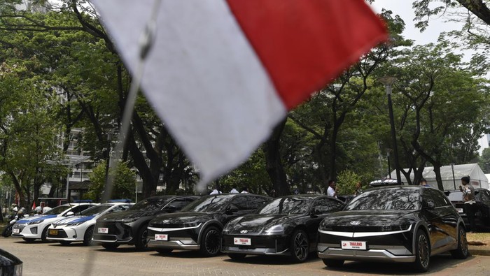 Kendaraan listrik delegasi KTT ASEAN Sejumlah kendaraan listrik delegasi KTT ASEAN terparkir di area Parkir Gelora Bung Karno, Jakarta, Jumat (1/9/2023). ANTARA FOTO/Zabur Karuru/foc.