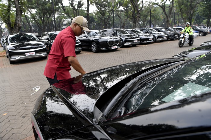 Sejumlah kendaraan listrik delegasi KTT ASEAN terparkir di area Parkir Gelora Bung Karno, Jakarta, Jumat (1/9/2023). ANTARA FOTO/Zabur Karuru/foc.