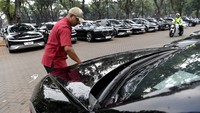 Sejumlah kendaraan listrik delegasi KTT ASEAN terparkir di area Parkir Gelora Bung Karno, Jakarta, Jumat (1/9/2023).