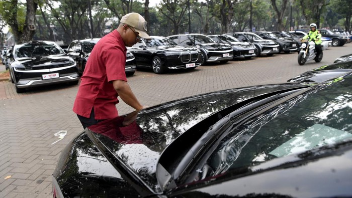 Sejumlah kendaraan listrik delegasi KTT ASEAN terparkir di area Parkir Gelora Bung Karno, Jakarta, Jumat (1/9/2023). ANTARA FOTO/Zabur Karuru/foc.