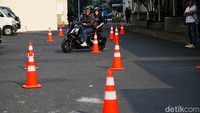 Sebagai upaya mengurangi polusi udara di kota-kota besar di Indonesia melalui sektor transportasi, kendaraan listrik merupakan salah satu upaya yang bisa menekan emisi karbon.   