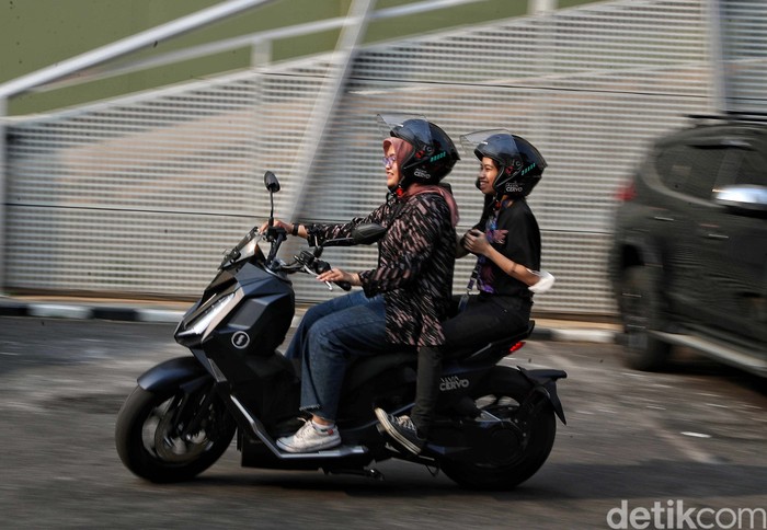 Motor listrik merupakan salah satu upaya yang bisa menekan emisi karbon. Sosialisasi penggunaan kendaraan listrik pun terus dilakukan.
