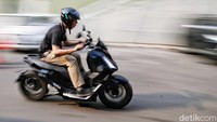 Sejumlah warga mencoba berkendara motor listrik Alva di Mal Kelapa Gading, Jakarta Timur, Jumat (1/9/2023).  