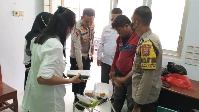 Sebanyak 22 siswa sekolah dasar (SD) di Kabupaten Kolaka, Sulawesi Tenggara (Sultra) dilarikan ke puskesmas akibat keracunan makanan.