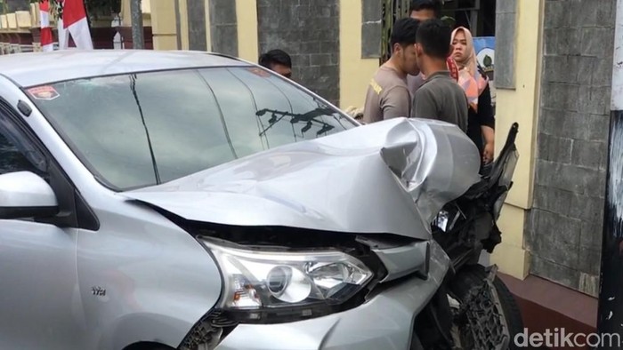 Kondisi minibus yang tabrak mobil dan motor di Ciamis