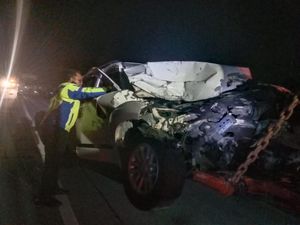Fortuner Ringsek Tak Berbentuk Setelah Tabrak Truk di Tol Pandaan-Malang