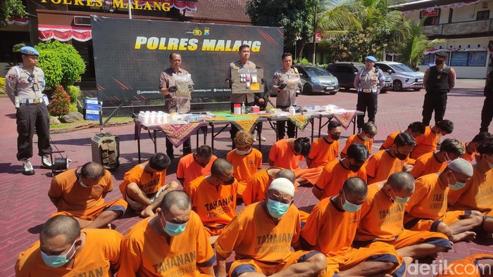 Konferensi pers hasil Operasi Tumpas Semeru 2023 di Polres Malang.