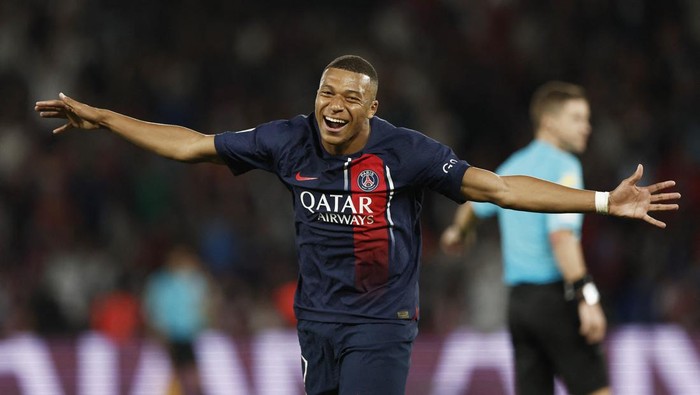 Soccer Football - France - Ligue 1 - Paris St Germain v RC Lens - Parc des Princes, Paris, France - August 26, 2023 Paris St Germains Kylian Mbappe celebrates scoring their third goal REUTERS/Benoit Tessier