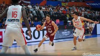 Bertanding di Indonesia Arena, Jumat (1/9), Latvia mampu menandingi permainan Spanyol dan mencetak 17 poin di kuarter pertama, enam di antaranya lewat Rolands Smits. Spanyol hanya mencetak 16 poin, 10 di antaranya lewat lemparan bebas.  
