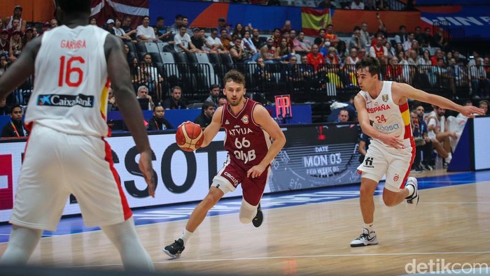 Latvia membuat kejutan dengan mengalahkan juara bertahan Spanyol dalam laga pertama Grup L babak kedua FIBA World Cup 2023. Mereka menang dengan skor 74-69.