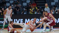 Latvia kemudian tancap gas di awal kuarter tiga dengan memimpin 34-32. Kemudian masing-masing tim dua kali mencetak poin via tembakan tiga angka, mengubah skor menjadi 40-38. Alex Abrines kemudian melakukan jump shot yang menyamakan skor 40-40. Latvia kembali unggul 42-40 lewat jump shot Kristers Zoriks, namun tiga lemparan bebas Willy Hernangomez di dua kesempatan berbeda membuat Spanyol berbalik memimpin 43-42.  
