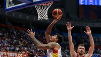 Dua tembakan tiga angka beruntun dari Brizuela dan Rudy Fernandez membawa Spanyol menjauh 49-42, kemudian menutup kuarter ketiga dengan keunggulan 58-47.  