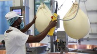 Keju parmesan Parmigiano Reggiano merupakan salah satu varian keju paling mahal di dunia.