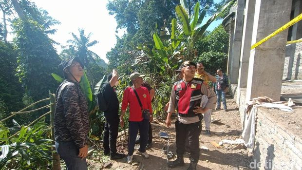 Lift salah satu resort di Ubud, Bali, terputus menyebabkan lima karyawan terjatuh ke jurang.