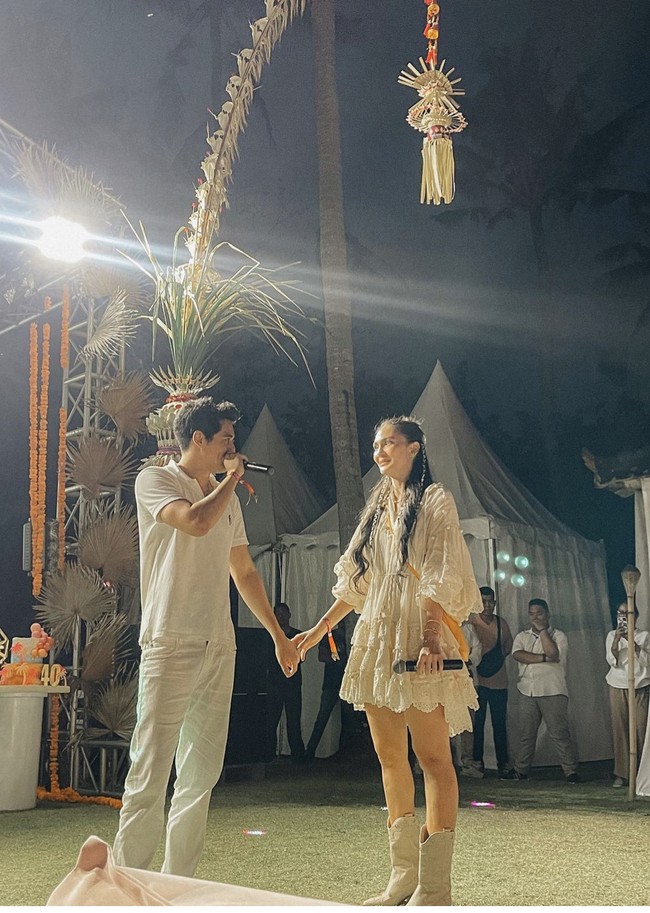 Luna Maya menggelar pesta ulang tahun ke-40 bertajuk Lunachella yang menjadi pelesetan dari acara musik Coachella. Di momen tersebut, Luna dan Maxime yang disebut-sebut kini sebagai pasangan kekasih itu tidak ragu pamer kemesraan. Foto: dok. Instagram