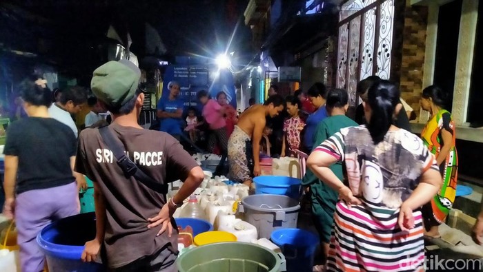 Warga di Kota Makassar antre untuk mendapatkan air bersih yang disalurkan PDAM.