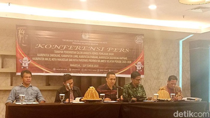 Konferensi Pers Timsel Anggota KPU Sulawesi Selatan di Hotel Claro Makassar, Jumat (1/9/2023).