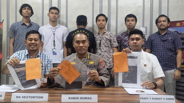 Pria berinisial J (34) di Kabupaten Mamuju, Sulawesi Barat (Sulbar) ditangkap polisi usai menyebarkan video bugil mantan pacarnya, R.