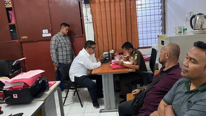 Mantan Ketua PAN Sumut Ahmad Fauzan Daulay saat diserahkan ke Kejari Padang Sidimpuan. (Foto: Dok. Polres Padang Sidimpuan)
