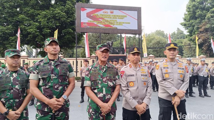 Mayjen TNI Erwin Djatniko Pangdam III Siliwangi dan Kapolda Jawa Barat (Jabar) Irjen Akhmad Wiyagus