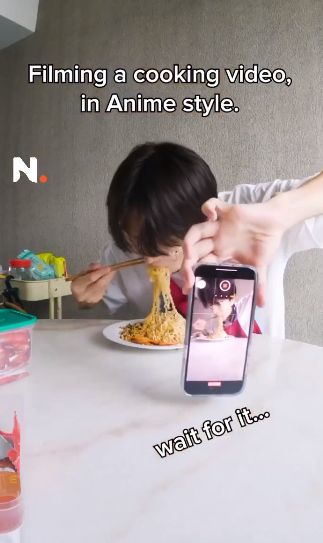 Kocak! Kreator Konten Ini Atraksi Masak Mie dengan Gaya Anime