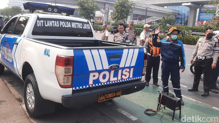 Mobil Dinas Subdit Gakkum Polda Metro Jaya jalani uji emisi (Yogi Ernes/detikcom)