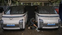 Petugas membersihkan kendaraan listrik yang akan digunakan pada Konferensi Tingkat Tinggi (KTT) ke-43 ASEAN di area Parkir Gelora Bung Karno, Jakarta, Kamis (31/8/2023).  
