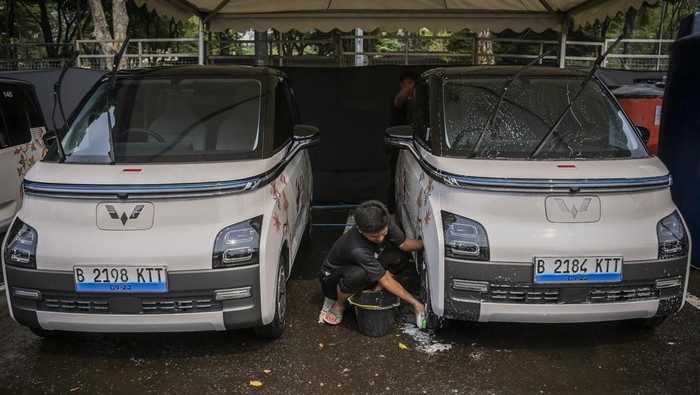 Mobil Listrik Bakal Wira-wiri di KTT ASEAN, Siapa Bisa Naik? Sejumlah mobil listrik yang akan digunakan untuk Konferensi Tingkat Tinggi (KTT) ke-43 ASEAN di area Parkir Gelora Bung Karno, Jakarta, Kamis (31/8/2023). Pemerintah menyediakan 150 kendaraan listrik Wuling Air ev untuk mobilisasi staf delegasi peserta KTT ke-43 ASEAN di kawasan Gelora Bung Karno pada 1-7 September 2023. ANTARA FOTO/Galih Pradipta/Spt.
