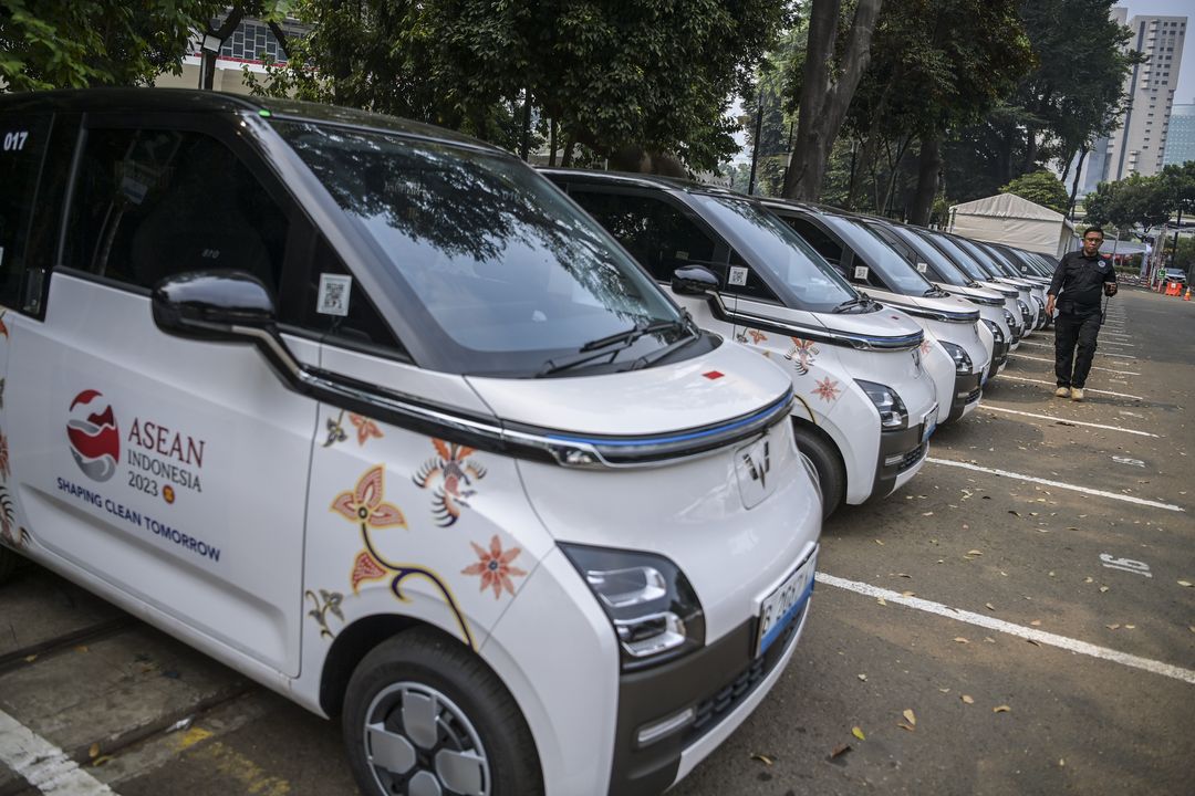 Sejumlah mobil listrik yang akan digunakan untuk Konferensi Tingkat Tinggi (KTT) ke-43 ASEAN di area Parkir Gelora Bung Karno, Jakarta, Kamis (31/8/2023). Pemerintah menyediakan 150 kendaraan listrik Wuling Air ev untuk mobilisasi staf delegasi peserta KTT ke-43 ASEAN di kawasan Gelora Bung Karno pada 1-7 September 2023. ANTARA FOTO/Galih Pradipta/Spt.
