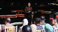 Peresmian ditandai dengan penekanan ipad oleh Jokowi untuk memulai pertunjukan air mancur. 