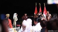 Jokowi dan Maruf Amin kemudian menandatangani prasasti peresmian.