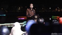 Pantauan detikcom, Jokowi dan Ibu Negara Iriana tiba di lokasi peresmian di Taman Archipelago, TMII, Jakarta Timur, sekitar pukul 20.30 WIB. Kedatangan Jokowi disambut warga yang antusias menunggu peresmian TMII.