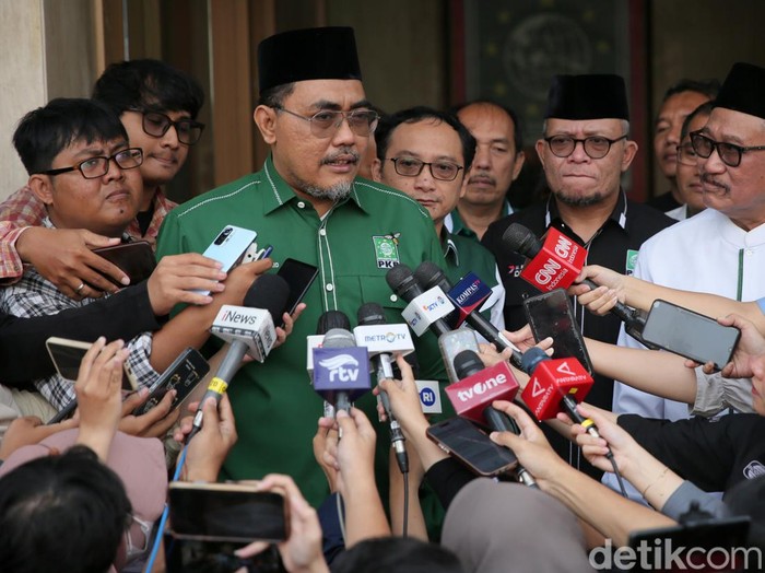 Waketum PKB Jazilul Fawaid menyampaikan hasil rapat pleno DPP PKB. Jazilul menyebut rapat pleno yang berlangsung beberapa jam lalu itu menghormati tawaran NasDem untuk berkoalisi, Jumat (1/9/2023).