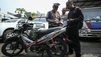 Selain pengemudi ojol tersebut, polisi juga menilang pengendara lain yang motornya tidak lulus uji emisi.