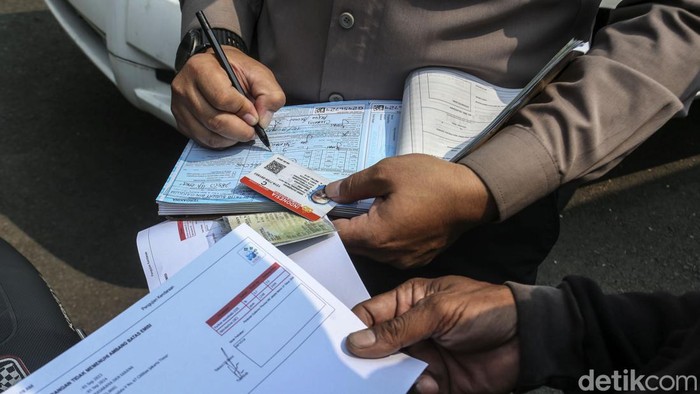Ojol Kena Tilang Uji Emisi, Denda Rp 250 Ribu Menanti Seorang pengemudi ojek online ditilang polisi usai dinyatakan tidak lulus uji emisi di Dirlantas Polda Metro Jaya, Jakarta, Jumat (1/9/2023).