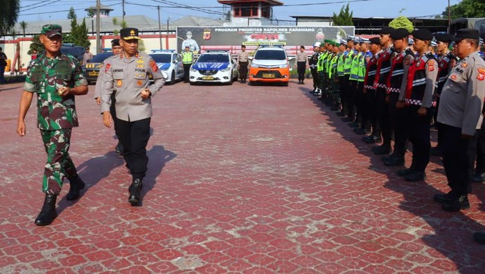 Pangdam III Siliwangi Mayjen TNI Erwin Djatmiko dan Kapolda Jawa Barat Irjen Pol Akhmad Wiyagus saat memimpin apel siaga pasukan pengamanan KTT ASEAN di Karawang