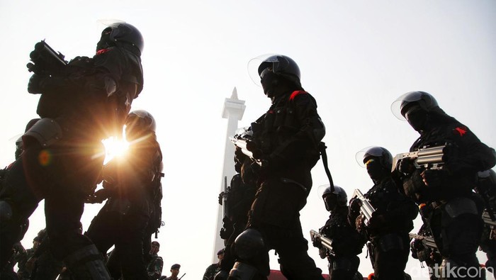Panglima TNI Laksamana Yudo Margono dan Kapolri Jenderal Listyo Sigit Prabowo memimpin apel gelar pasukan pengamanan KTT ASEAN di Monumen Nasional (Monas), Jakarta Pusat, Jumat (1/9/2023). Apel ini dinamakan Operasi Tribrata Jaya.