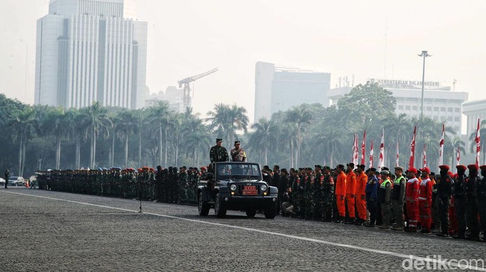 Panglima TNI dan Kapolri Pimpin Apel Pengamanan KTT ASEAN Panglima TNI Laksamana Yudo Margono dan Kapolri Jenderal Listyo Sigit Prabowo memimpin apel gelar pasukan pengamanan KTT ASEAN di Monumen Nasional (Monas), Jakarta Pusat, Jumat (1/9/2023). Apel ini dinamakan Operasi Tribrata Jaya.