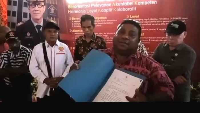 Masyarakat Papua protes Presiden Joko Widodo (Jokowi) menunjuk  Penjabat (Pj) Gubernur Papua bukan asli orang Papua.