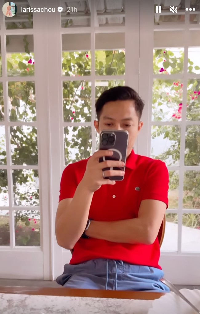 Setelah sebelumnya sosok pria yang merupakan kekasih Larissa Chou itu hanya terlihat dari belakang, kini wajahnya diungkap wanita keturunan Tionghoa tersebut. Larissa mengunggah ke Instagram Story momen kebersamaannya dengan sang kekasih yang mengenakan kaus merah dengan logo brand Lacoste.  Foto: Dok. Instagram Larissa Chou, Ikram Rosadi