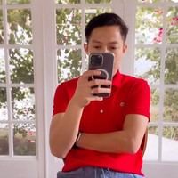 Setelah sebelumnya sosok pria yang merupakan kekasih Larissa Chou itu hanya terlihat dari belakang, kini wajahnya diungkap wanita keturunan Tionghoa tersebut. Larissa mengunggah ke Instagram Story momen kebersamaannya dengan sang kekasih yang mengenakan kaus merah dengan logo brand Lacoste.  Foto: Dok. Instagram Larissa Chou, Ikram Rosadi