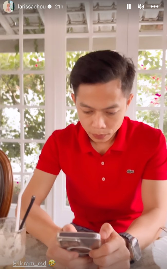 Dari unggahan Larissa Chou terdengar juga percakapannya dengan Ikram Rosadi. A, (lihat) sini dulu. Apa yang bikin Aa happy? tanya Larissa. “ Kamu makan banyak, jawab Ikram Rosadi. Foto: Dok. Instagram Larissa Chou, Ikram Rosadi