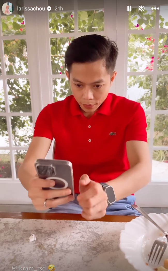 Berdasarkan unggahan Instagram Story itu diketahui pria yang tengah menghabiskan waktu bersama Larissa Chou bernama Ikram Rosadi. Larissa memberikan tag akun Instagram Ikram yaitu @ikram_rsd pada unggahannya.Foto: Dok. Instagram Larissa Chou, Ikram Rosadi
